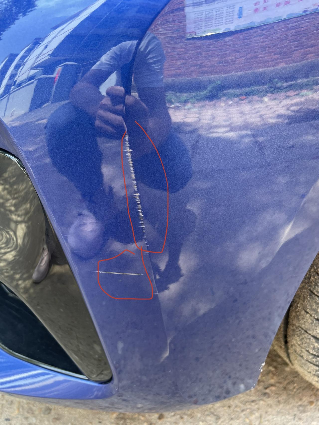 宝马3系 喜提一血，兄弟们，这种划痕该怎么处理？买了划痕险，直接外面找修理厂补漆吗还是出险