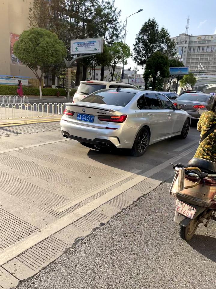 宝马3系 请问这个新3系的什么版本什么颜色，怎么还有尾翼