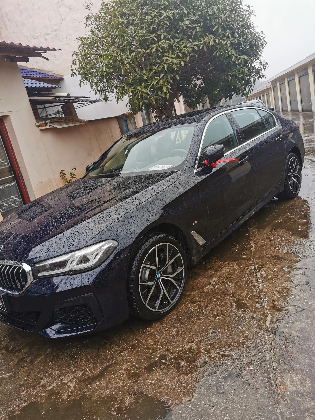宝马5系 新车530尊享M运动昨天提回家倒车显示摄像头故障，才开几十公里，我也是醉了，大家有没有这样情况？