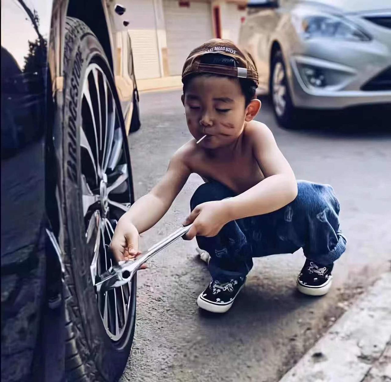 凯迪拉克CT5 月薪一个W左右，准备全款买CT5，后面养车有压力吗