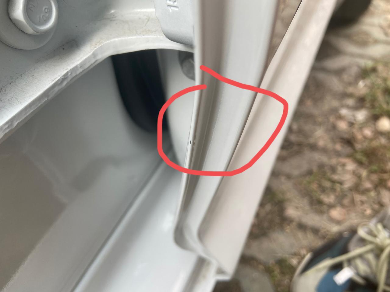 凯迪拉克CT5 后门这个地方今天看了一眼发现怎么掉了点漆 有一样的朋友吗