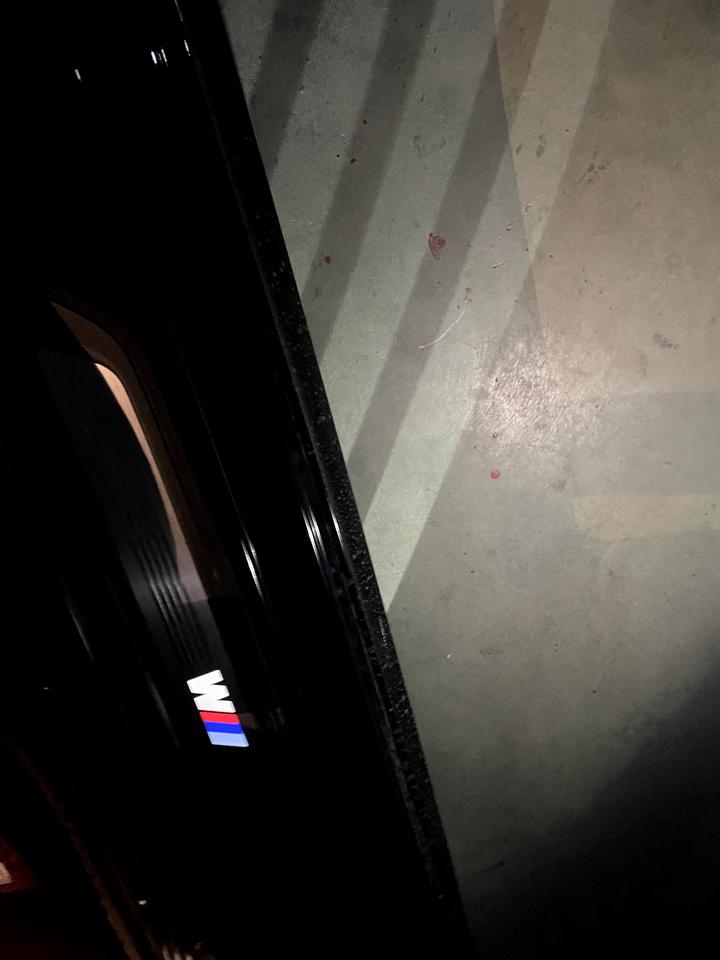 宝马5系 21款530li 门边里面进泥水 上下车会蹭到裤子上很烦人 请问你们的是这样吗？