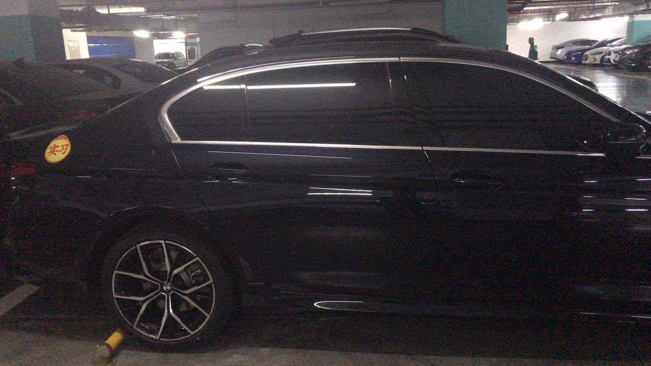 宝马5系 你们贴车衣了吗？我3月初提的车，今天刚验完车，倒霉的早上出门就蹭了后视镜。很纠结，不想贴但是也不知道该给车弄些