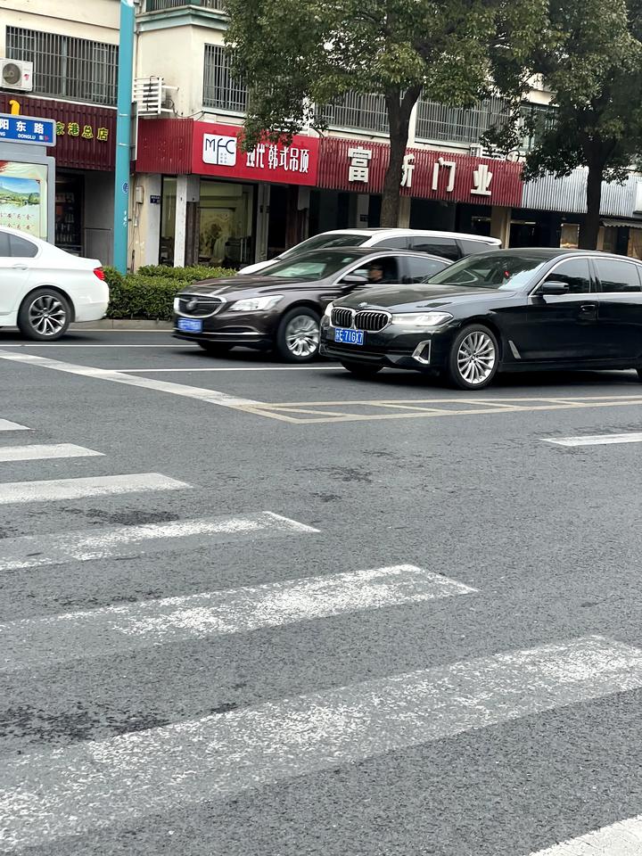 宝马5系 豪华版方向盘和运动的摸起来差别真的很大吗，马上要去订豪华了，主要就是看重哈曼卡顿，530领先这个配置