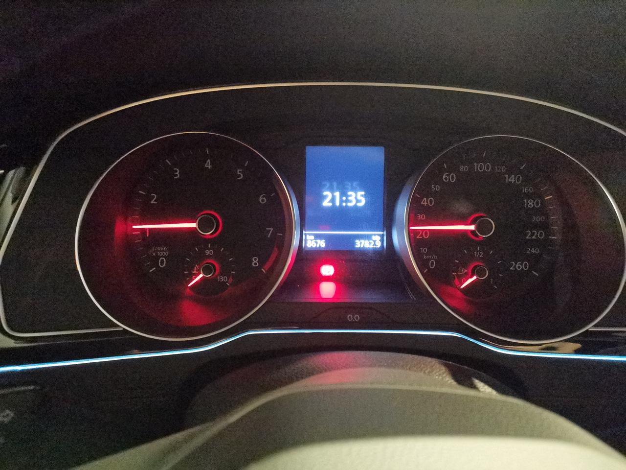 去年7月底买的迈腾330今晚出问题了，熄火时速度表和转速表不归0，行驶时转速表达到3000左右，速度表显示估计是当前速度