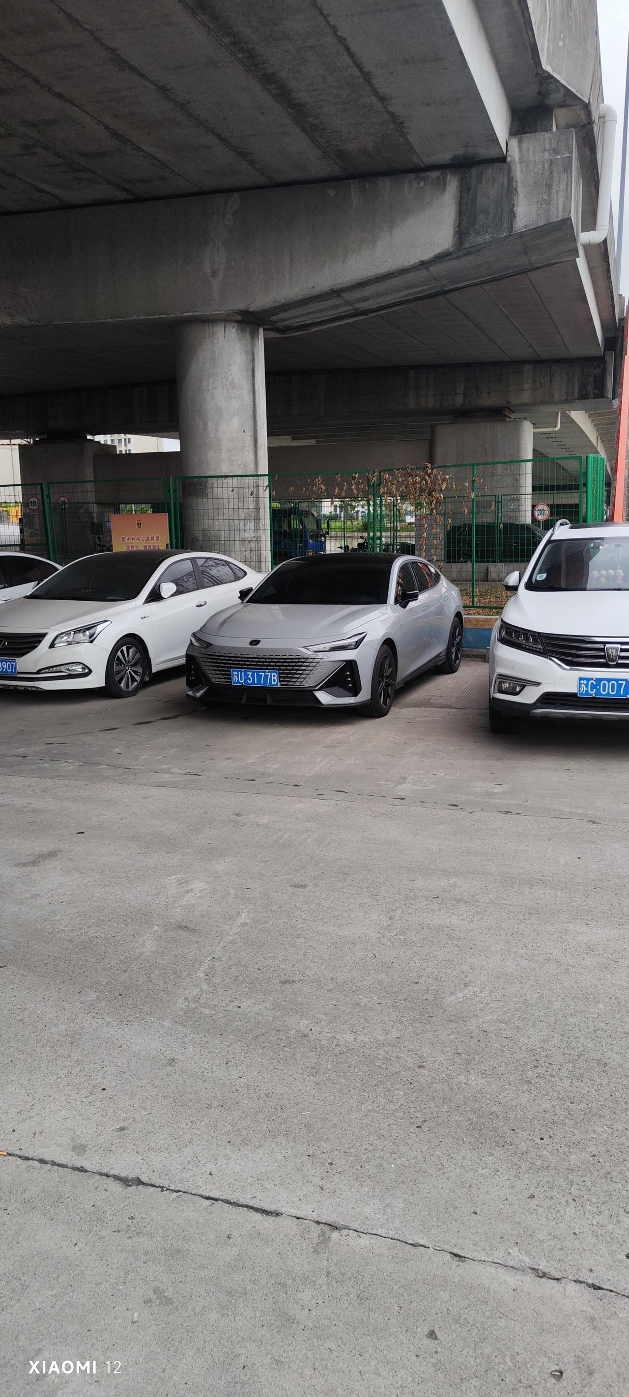 长安UNI-V 提车半个月，刚跑了1000公里，停路边被别人蹭了，问了4S店补漆要走保险，而且要等三天，有没有效果好一点