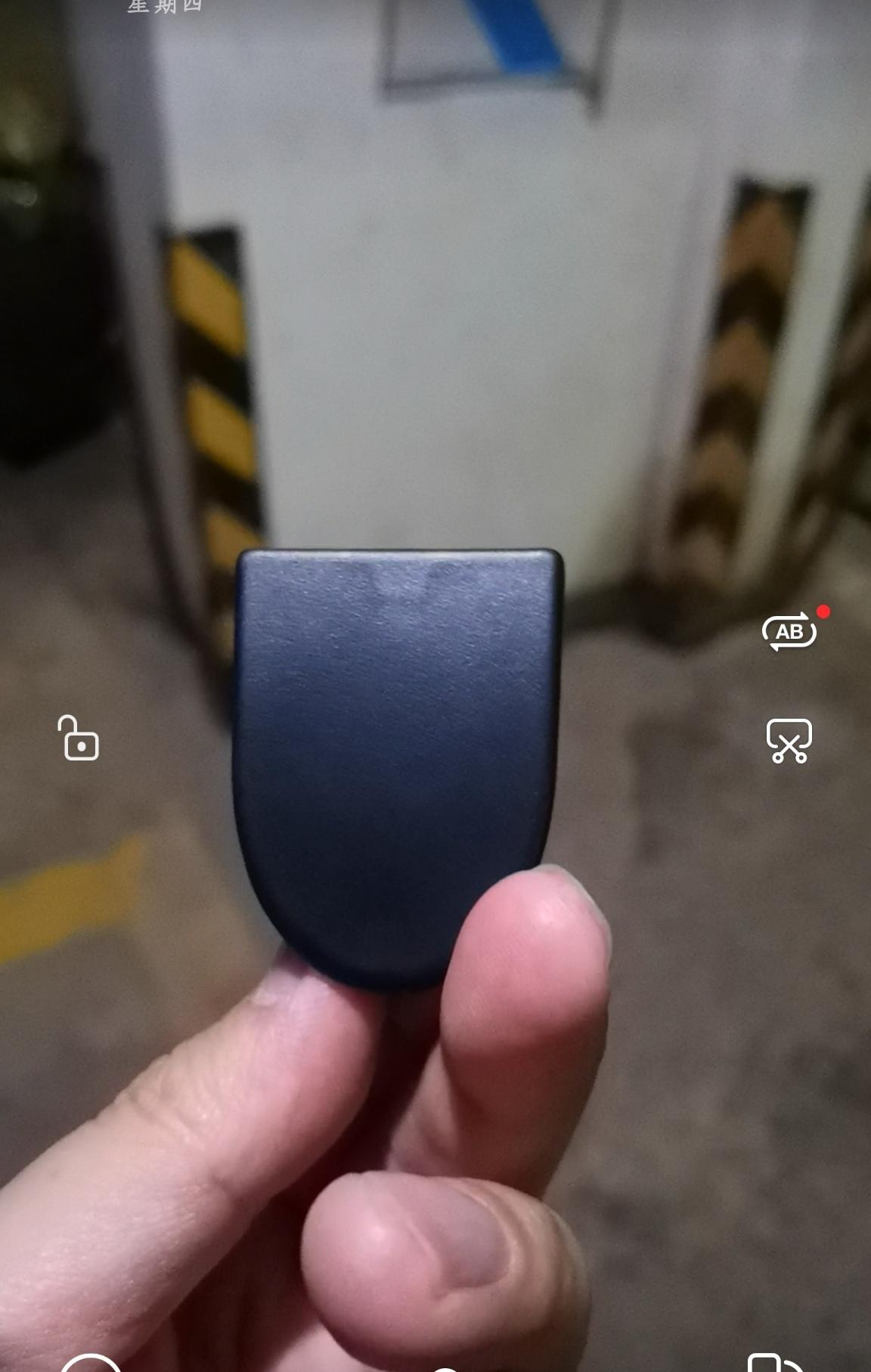 朋友在迈腾车内发现这么一个部件，看了半天也不知道是哪里的，麻烦亲看看，这是安在哪里的呀？？
