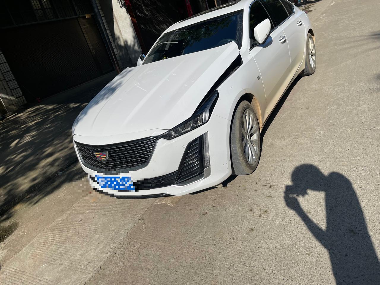 凯迪拉克CT5 CT5 机盖弹了，可以暂时手动复位吗？