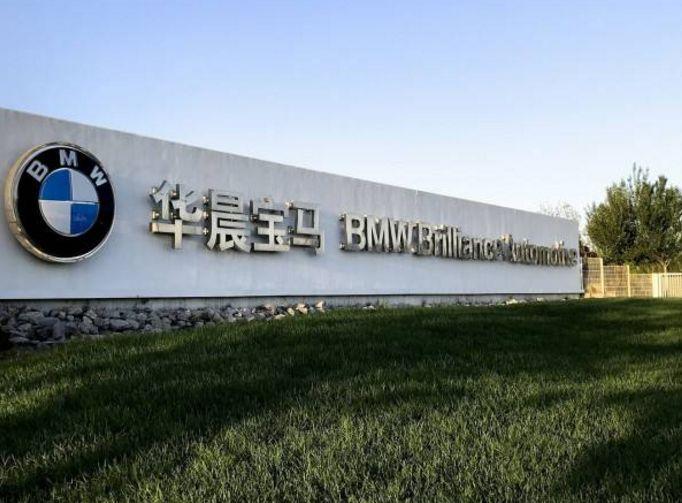 宝马5系 华晨宇和华晨宝马，是什么关系？搞不懂好好一车企非得叫一个歌手的名字，难不成是他爸爸开的？加个地名像北京奔驰、上
