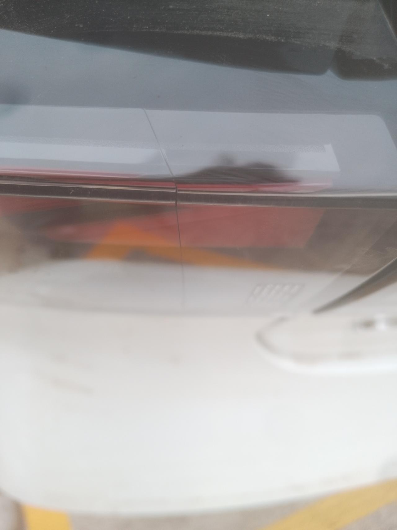 长安UNI-V 各位车友，你们的左右尾灯和中间贯穿尾灯有没有这种像裂开似的？提车一个月后才发现这个问题，而且贯穿尾灯里面