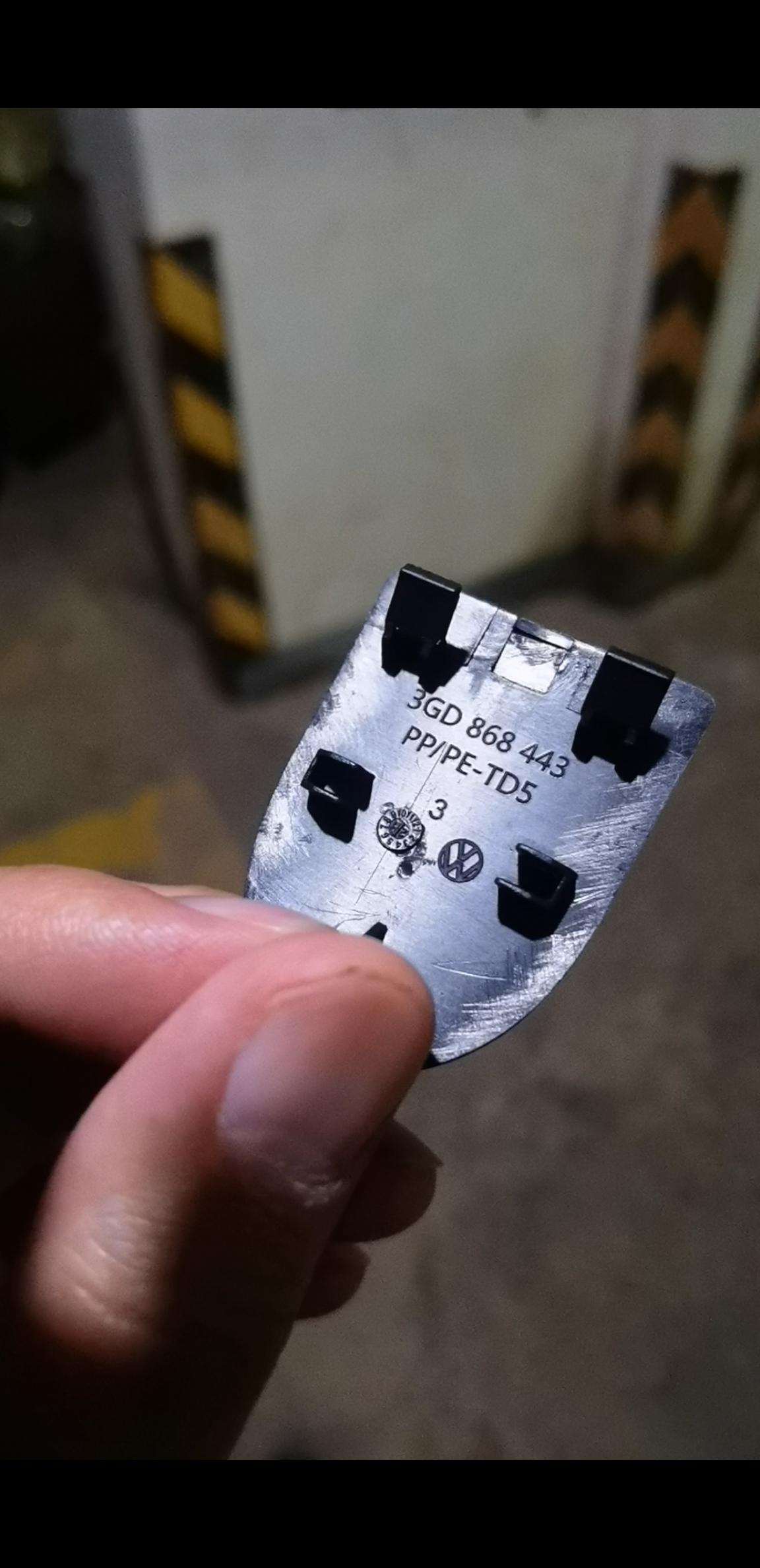 朋友在迈腾车内发现这么一个部件，看了半天也不知道是哪里的，麻烦亲看看，这是安在哪里的呀？？