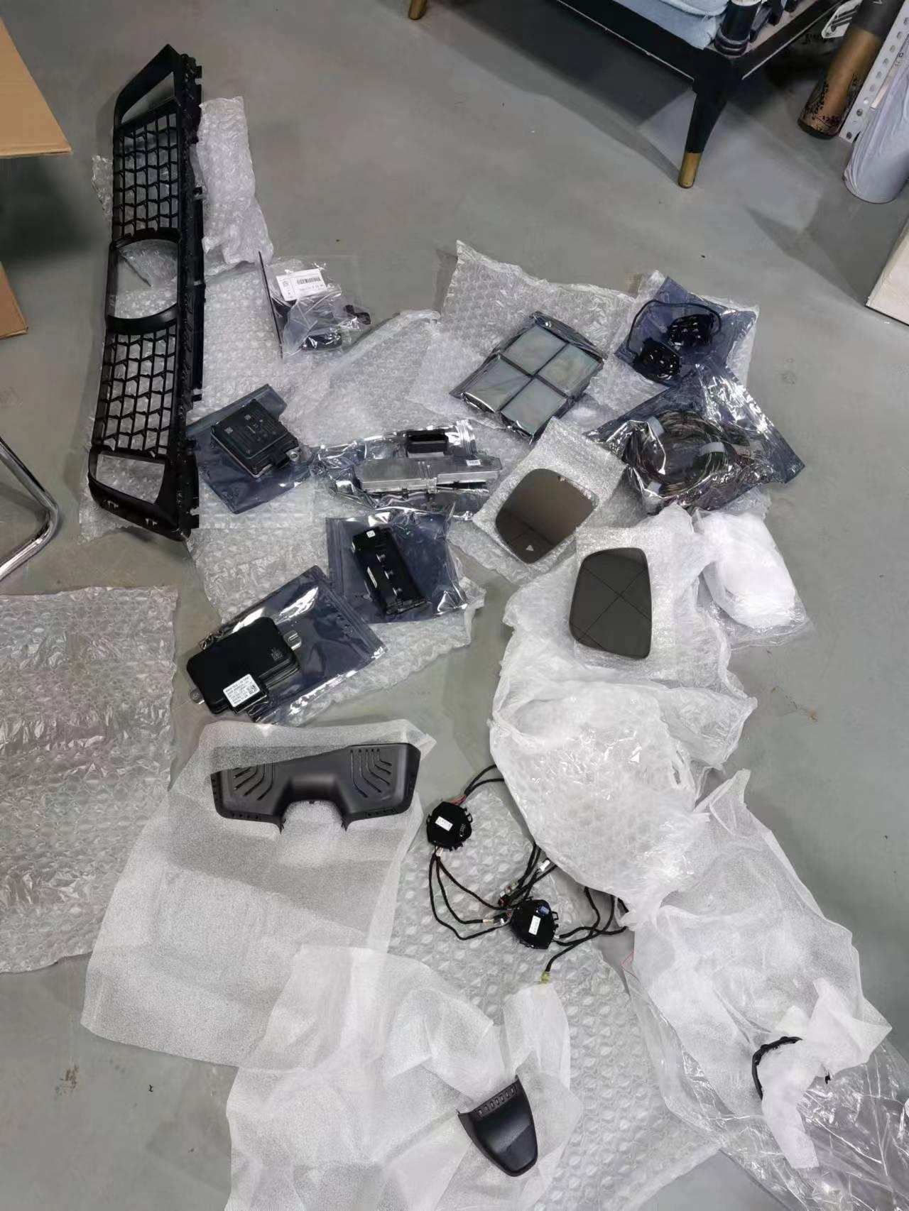 宝马5系 正在安装acc pro。明天交车。请问一下，如果自动驾驶在高速上面，保持车道，前面有一排锥桶，车子会怎么搞？