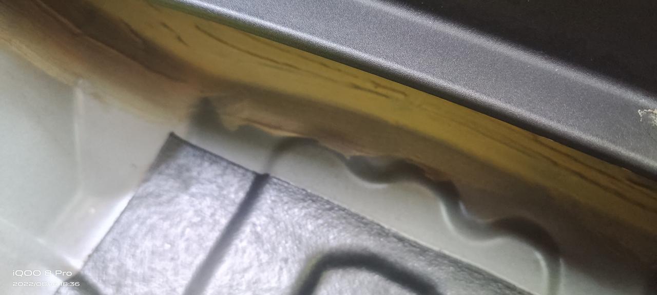 长安UNI-V 请问这是钣金吗，在后尾箱备胎下面近车尾，后尾箱门槛下面，要探头进去才能看到，兄弟们你们有没有这种情况
