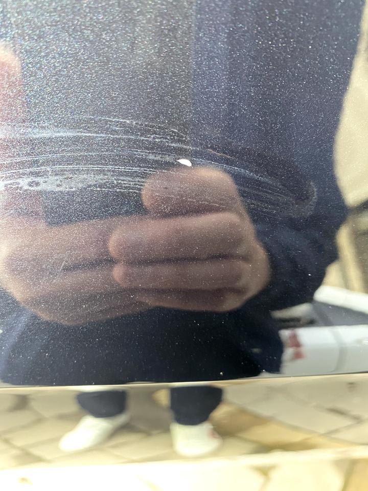 大众迈腾 不知道怎么搞的掉了一块漆，应该怎么处理？新车未满月