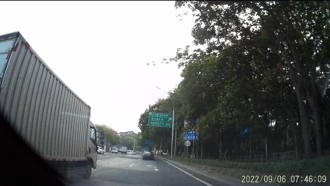凯迪拉克CT5 各位彦祖，原厂行车记录仪有无办法调整角度？4S送的上汽通用定制的行车记录仪（江苏迈隆生产），安装在图1红