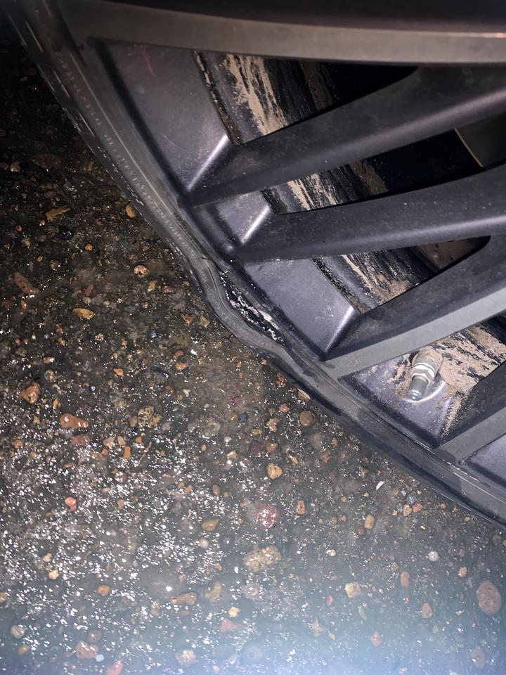 宝马5系 一千多公里就爆胎l压了一个小坑就是各位大佬换什么轮胎比较好啊 大概多少钱