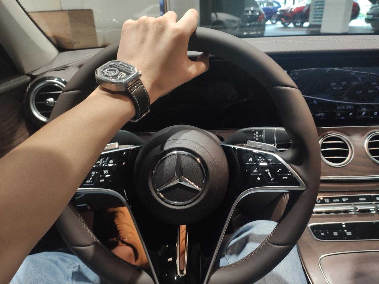 奔驰E级 e300l车门锁住后再行驶的过程中四个车门从里面也是可以打开的？？？？