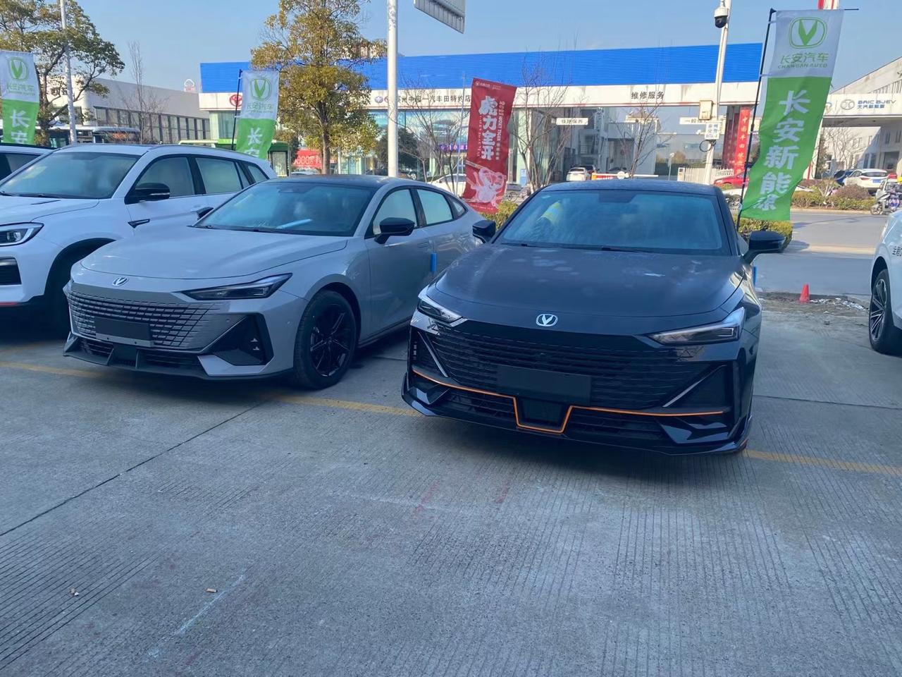 长安UNI-V 顶配原子灰，25号到了4s，不给提车，说手续没有到，估计厂家不给提车，搞不懂，大家都没有提车么，