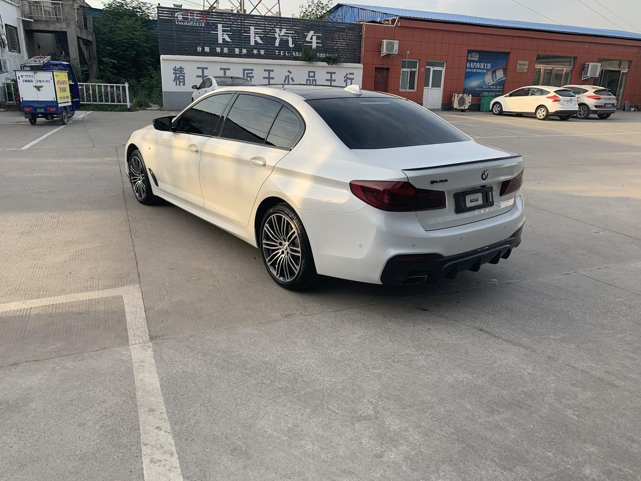 宝马5系 有没有530li g38  白色 2019款豪华 前后唇 我的是运动款改了前后碳纤维，现在想换换风格
