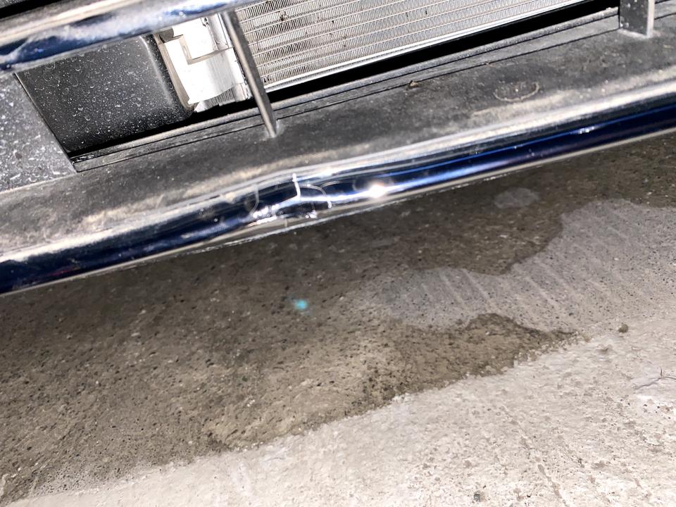 大众迈腾 前保险杠下面亮条撞了个凹槽，请问休下需要多少钱
