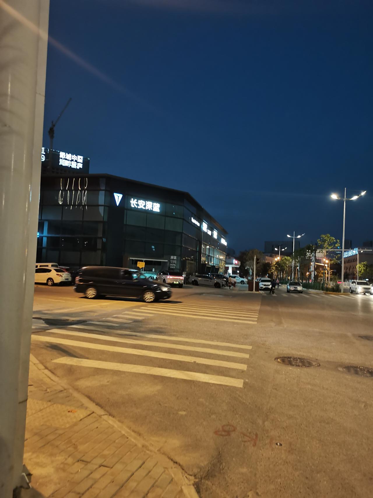 长安UNI-V 武汉这边刚去四儿子店，销售报价12.9尊贵，说是货源紧张，一分钱也不优惠了，还有的谈吗