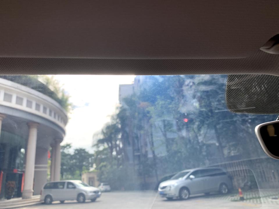 大众迈腾 我的前档膜贴的kdx，重贴过一次，还是出现这样白斑的情况。有人遇到过吗，是膜问题还是贴的问题