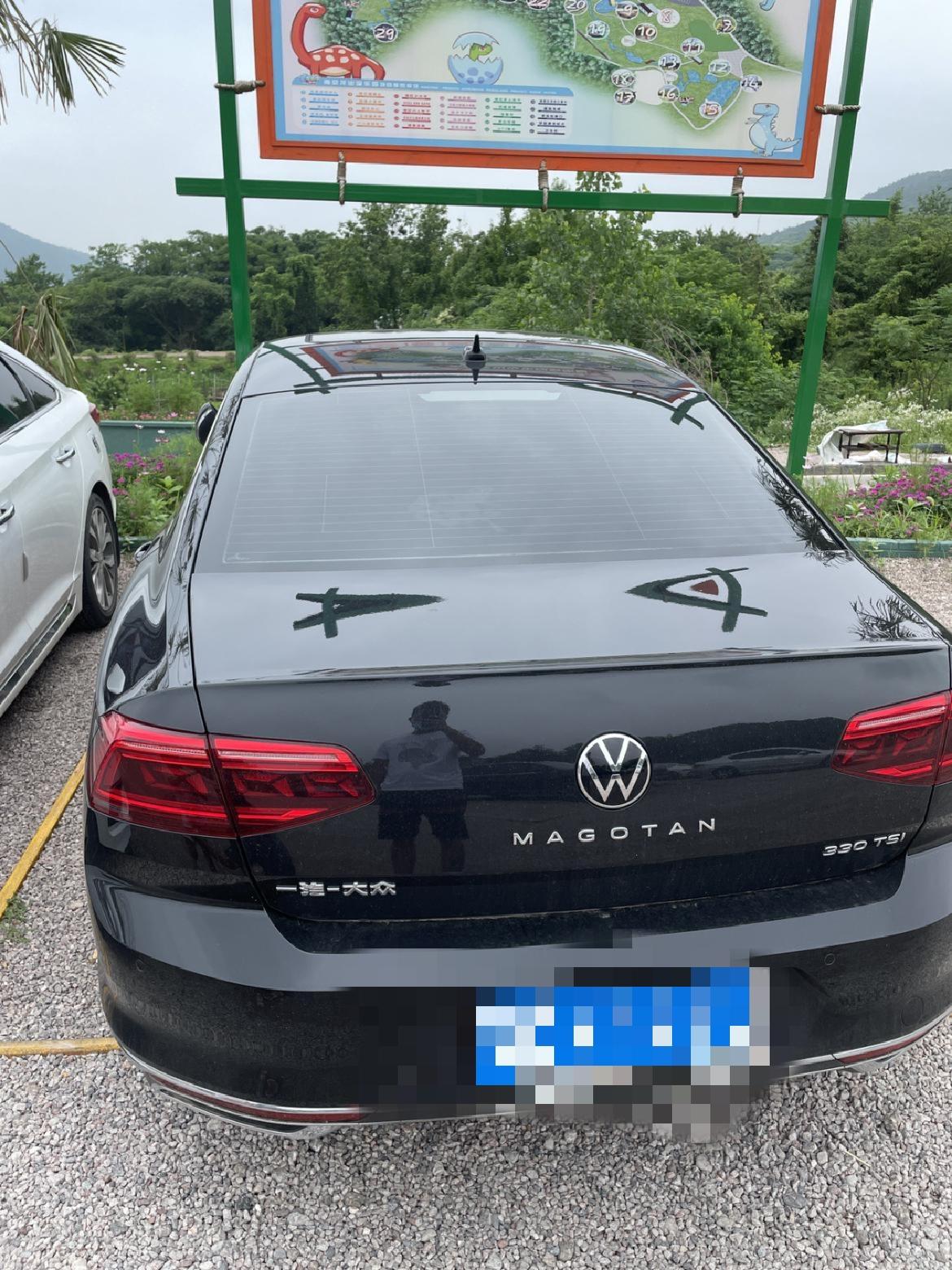 大众迈腾 我想问一下，4s店说右边是新款，不是说字母间距短的是新款吗？