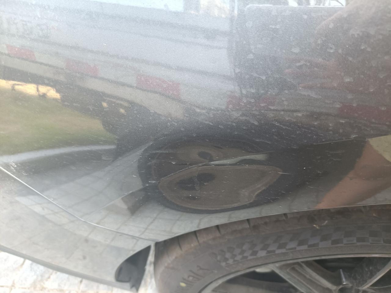 长安UNI-V 这凹了一点 咋搞 我老婆倒库挨着旁边的车 右后轮上面这凹了一块 网上说用热熔胶棒拔出来？还是说拿去4s店