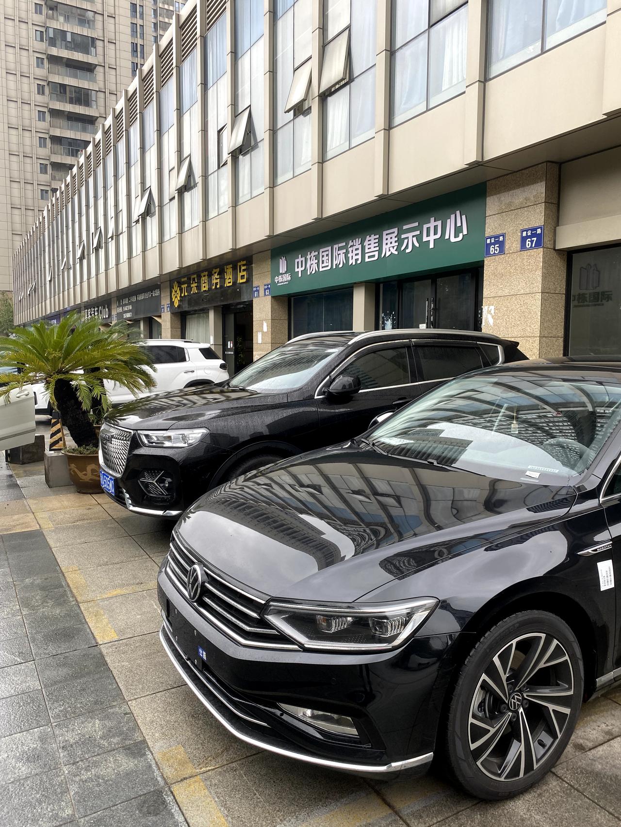 大众迈腾 老哥们这边八月底提车使用车两个月发现 日常行驶中红绿灯 这个自动启停停下以后再松开刹车需要等三四秒再能再次怠速