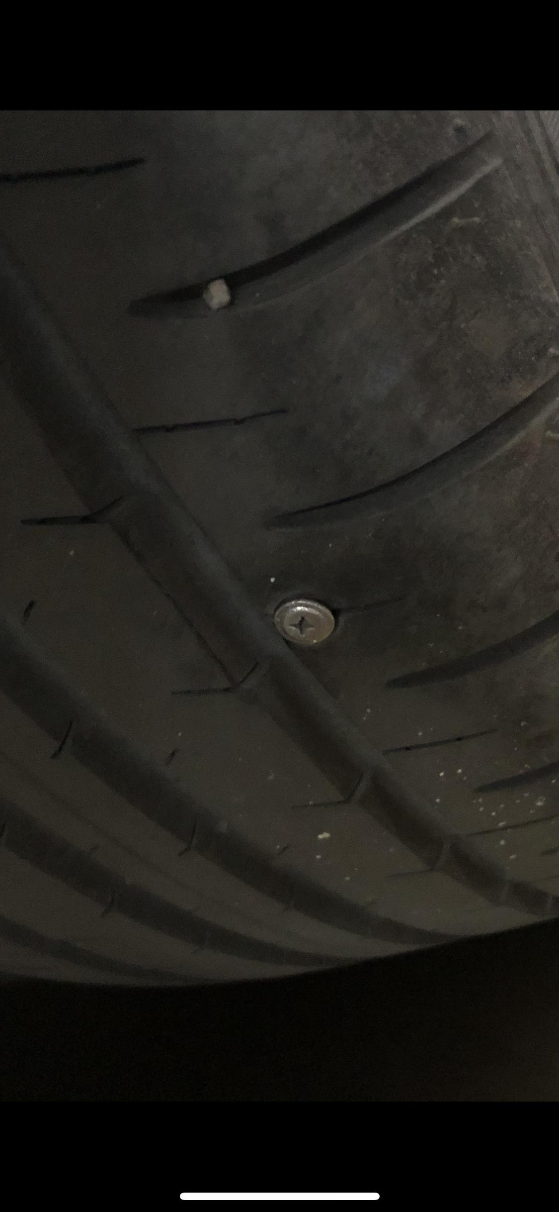 大众迈腾 兄弟们，请问这种情况是自己拔掉还是去维修店或者4s店，目前没发现漏气，心疼啊，2个月的新车