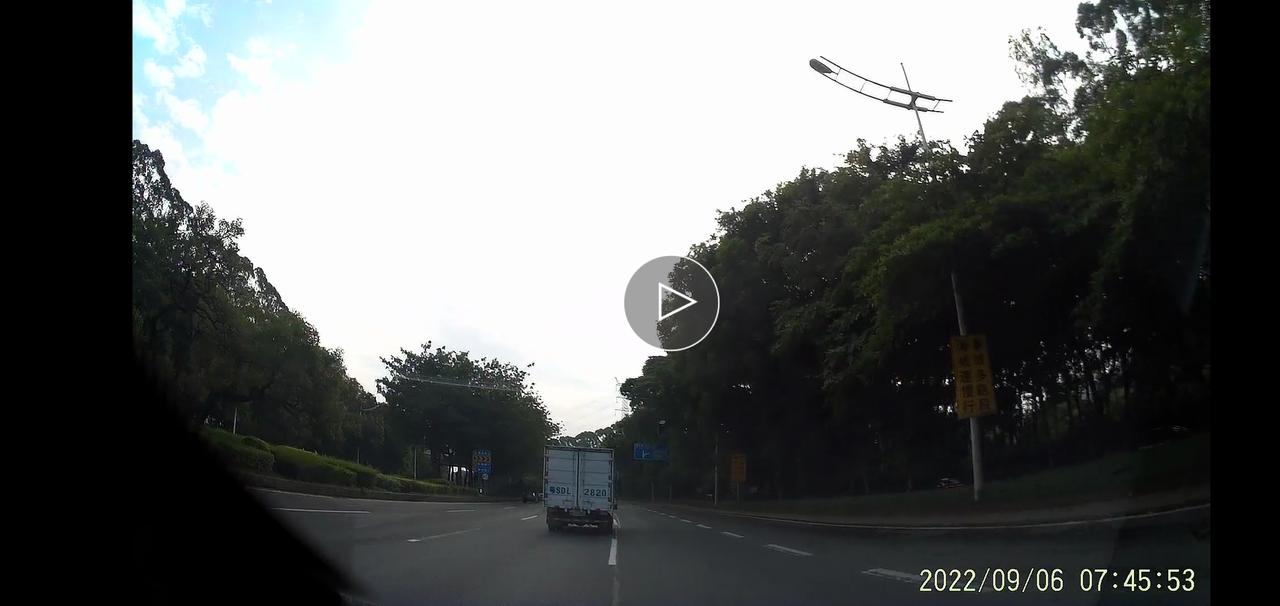 凯迪拉克CT5 各位彦祖，原厂行车记录仪有无办法调整角度？4S送的上汽通用定制的行车记录仪（江苏迈隆生产），安装在图1红