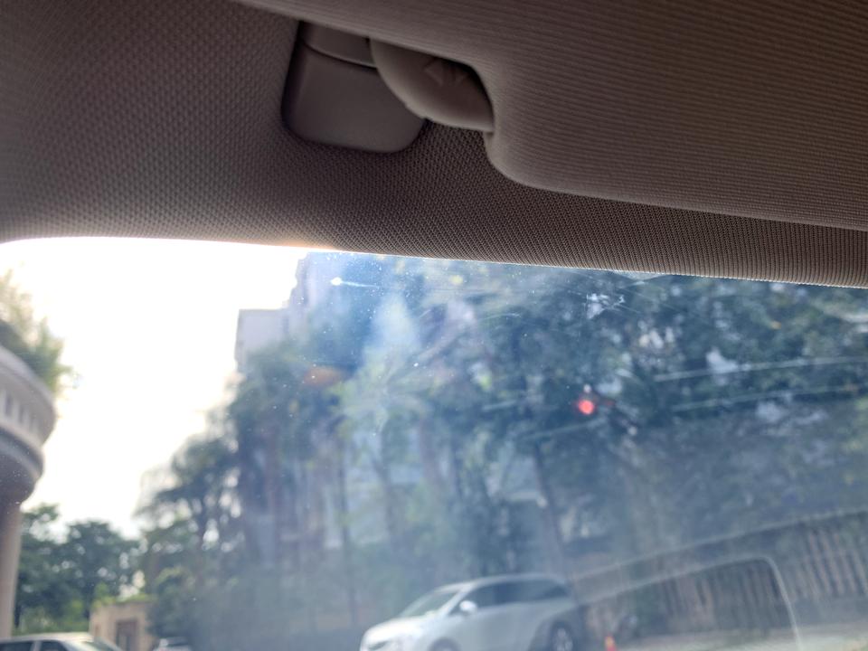 大众迈腾 我的前档膜贴的kdx，重贴过一次，还是出现这样白斑的情况。有人遇到过吗，是膜问题还是贴的问题