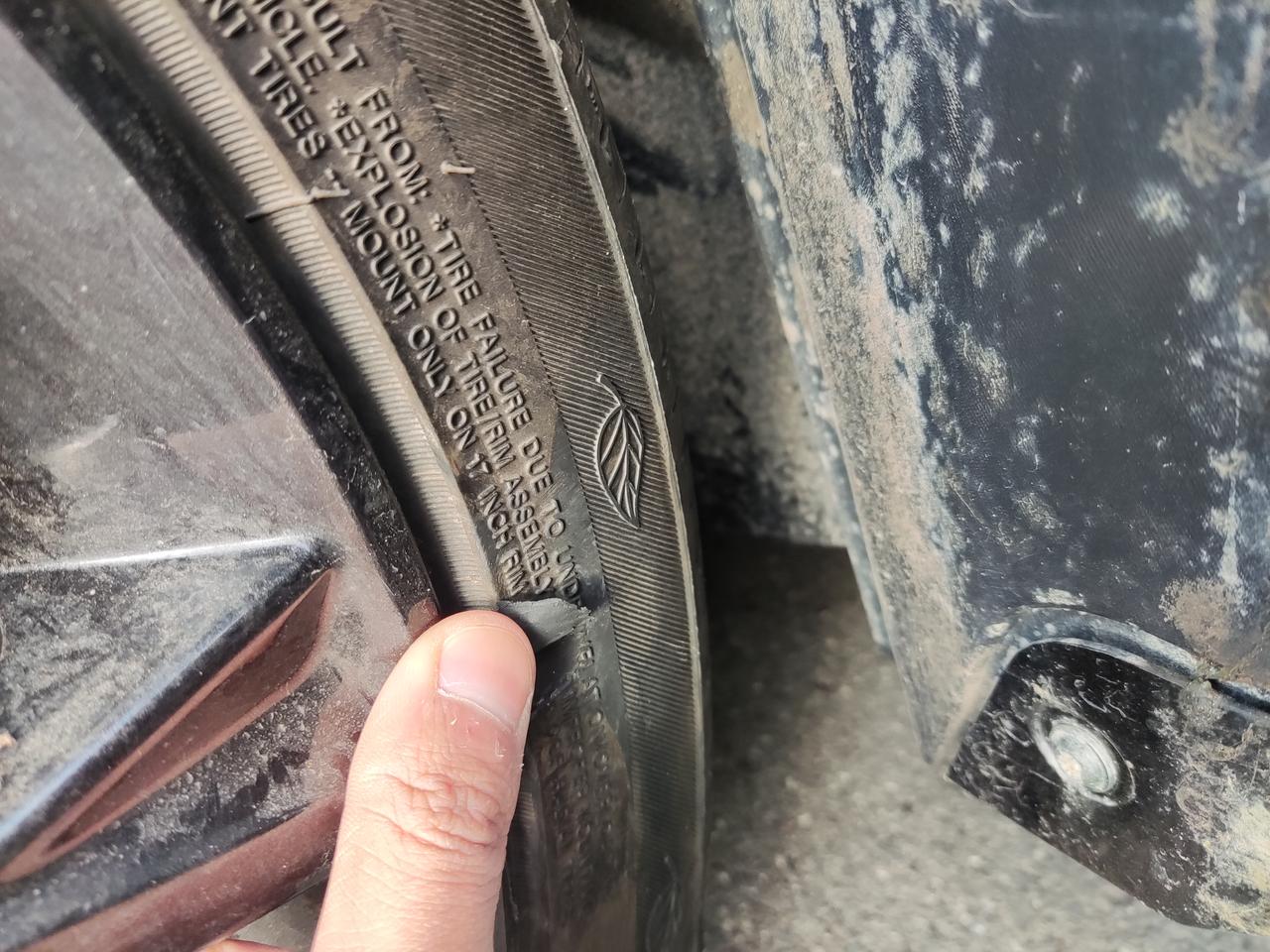 东风风神奕炫 轮胎破皮了 跟大拇指拇指 指甲那么一块 厚度大概跟比手指甲厚一点点 不知道能正常使用不 不影响安全的话 我
