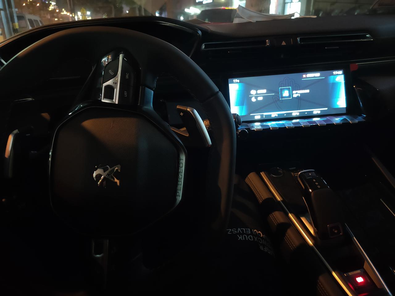 标致508L 刚才无意中发现了个功能 不用启动车机 按调音量按键 直接按下去就能放歌。。按下去又能直接关闭  