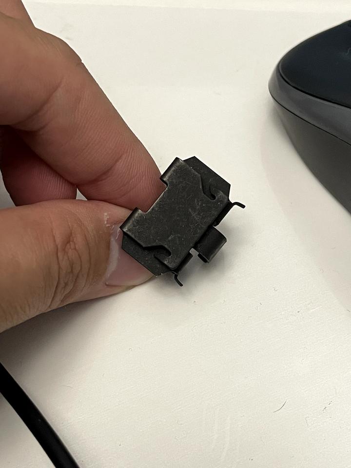 奔驰GLB 有人知道这个卡子是哪个位置的吗？今天在驾驶位椅子下面发现的，不知道是从哪儿掉下来的，疫情期间不方便去ssss