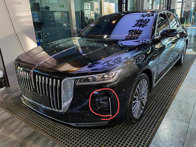 请问一下红旗H9大灯是怎么亮的，感觉左右两边的灯是装饰，下面两个类似于雾灯的地方是亮大灯的