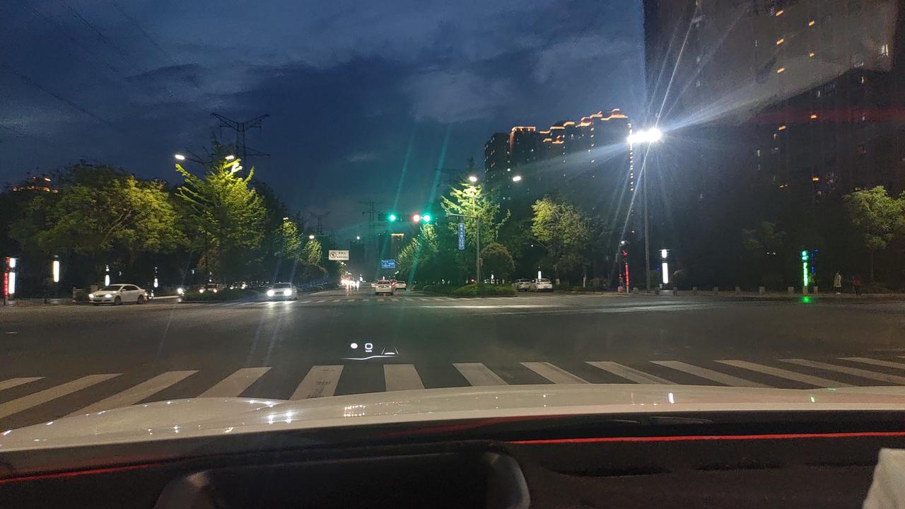哈弗赤兔 请问这种情况下如何通行？下班路过一个十字路口，准备通过时发现左拐绿灯，直行灯是红灯和绿灯都亮了，这就奇怪了，我