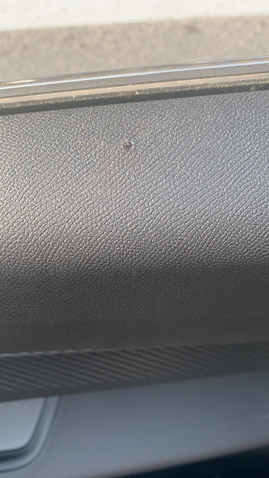 标致508L 刚提的架控被我朋友抽烟烫了个小洞，问一下自己有没有办法修补啊，顺便问问有没有车友群