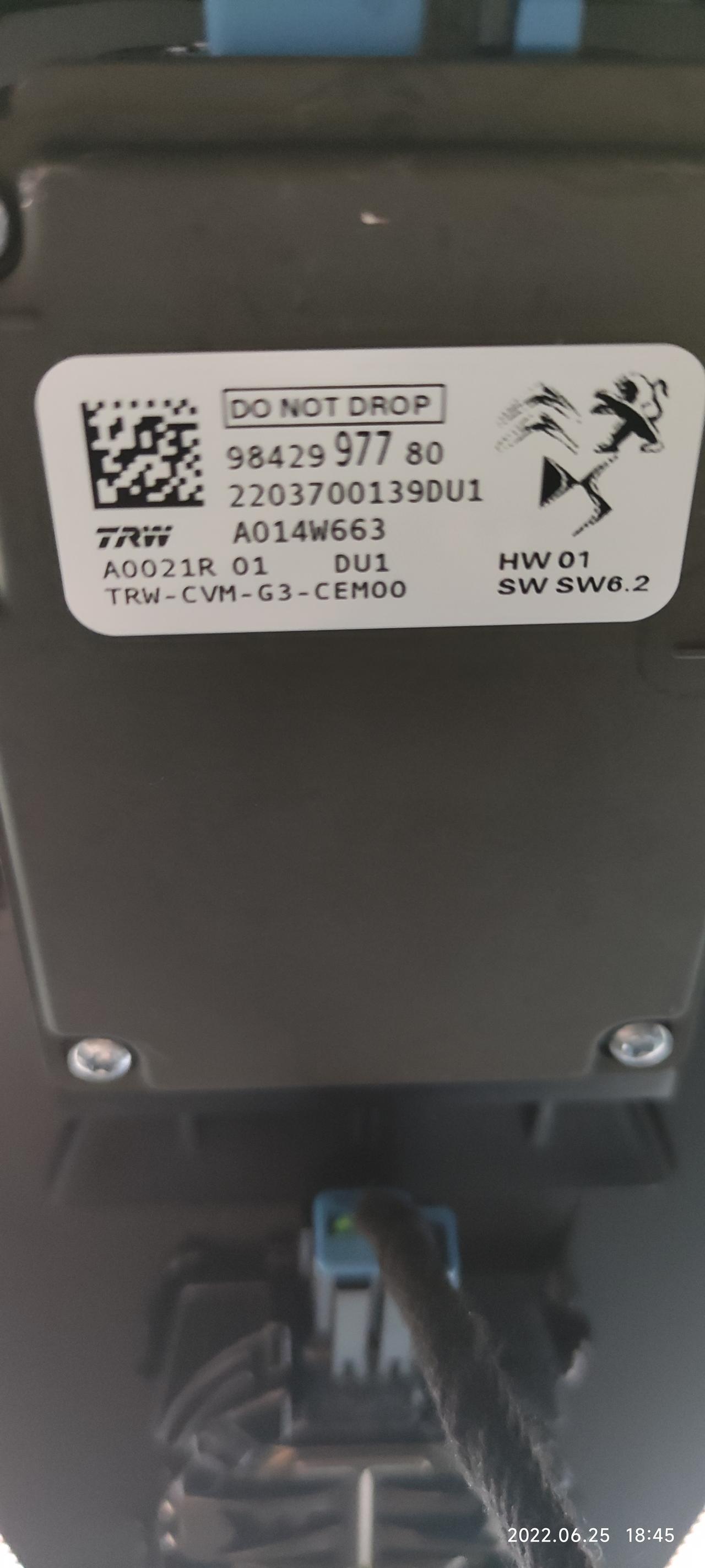 标致508L 今天拆开508L内后视镜上方的塑料盖子，摸到红圈处的这个东西，感觉烫手，（车子没启动，停了四个多小时）， 