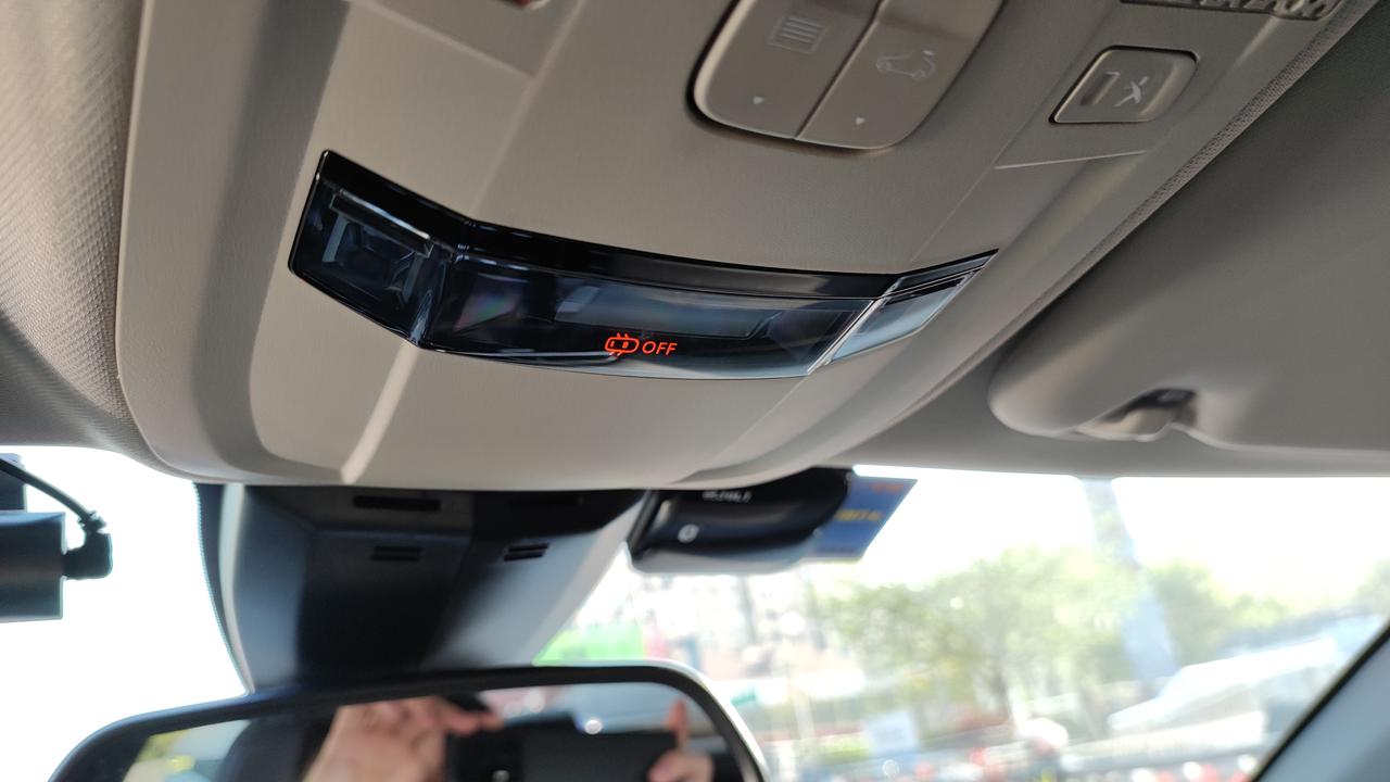 标致508L 有车友清楚阅读灯附近的是什么警告标志吗？今天冷车启动点亮，检查车门及车门锁没有异常，重启后还是存在。