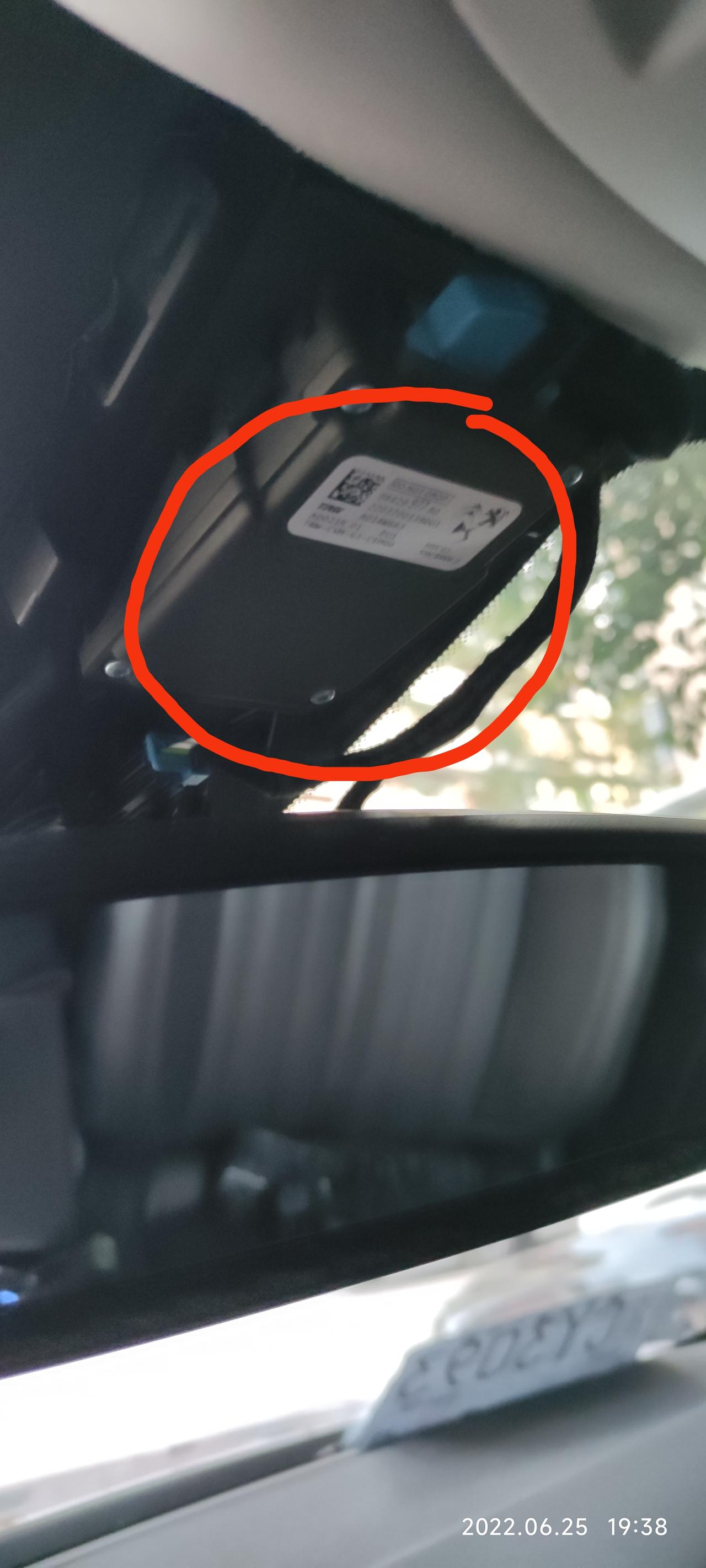 标致508L 今天拆开508L内后视镜上方的塑料盖子，摸到红圈处的这个东西，感觉烫手，（车子没启动，停了四个多小时）， 