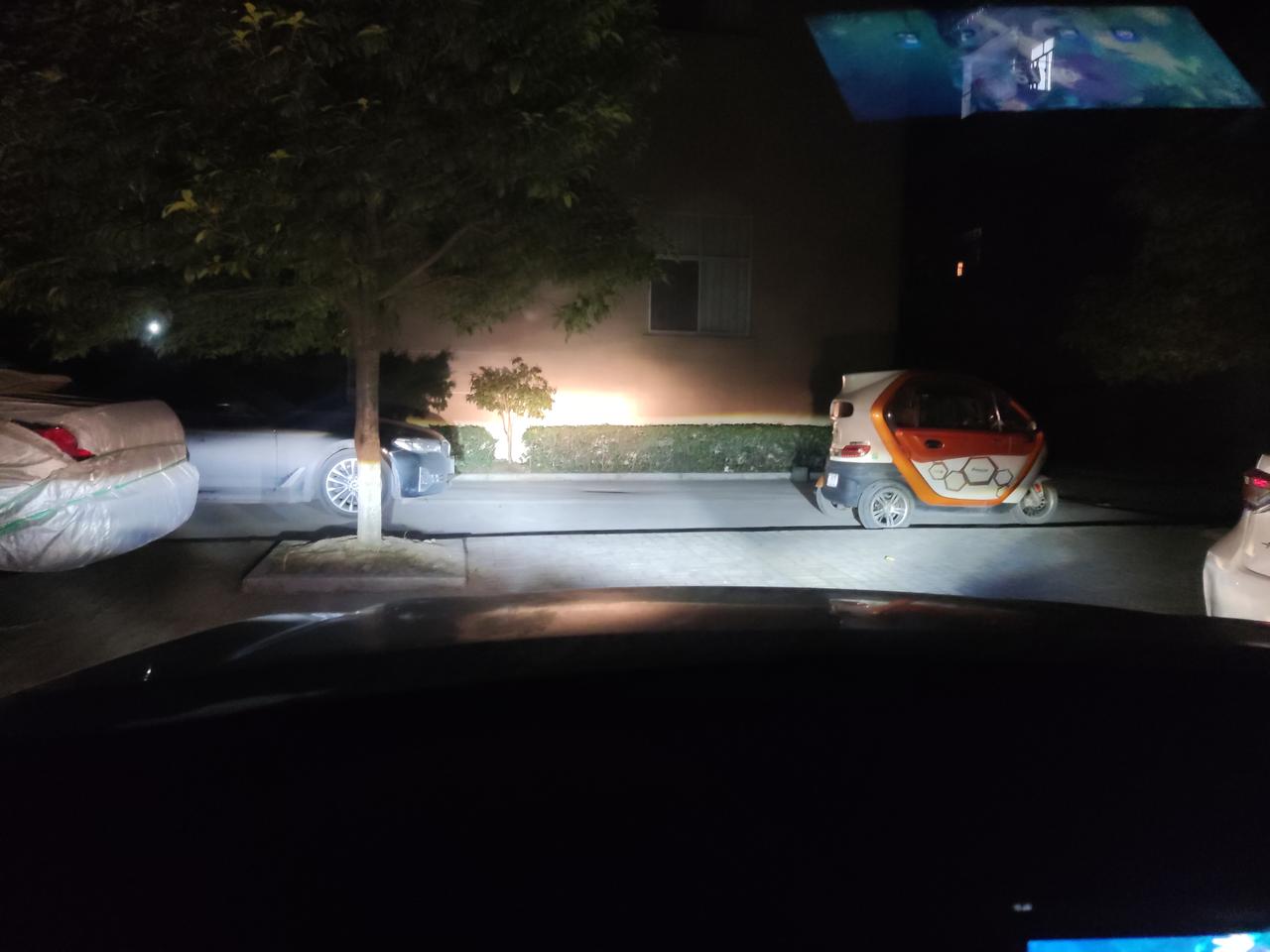 东风风神奕炫 黄色的是卤素远光灯 白色的是新更换的LED近光灯 隔壁群说我这近光灯散光……我分不清楚 来车友圈给我看看 