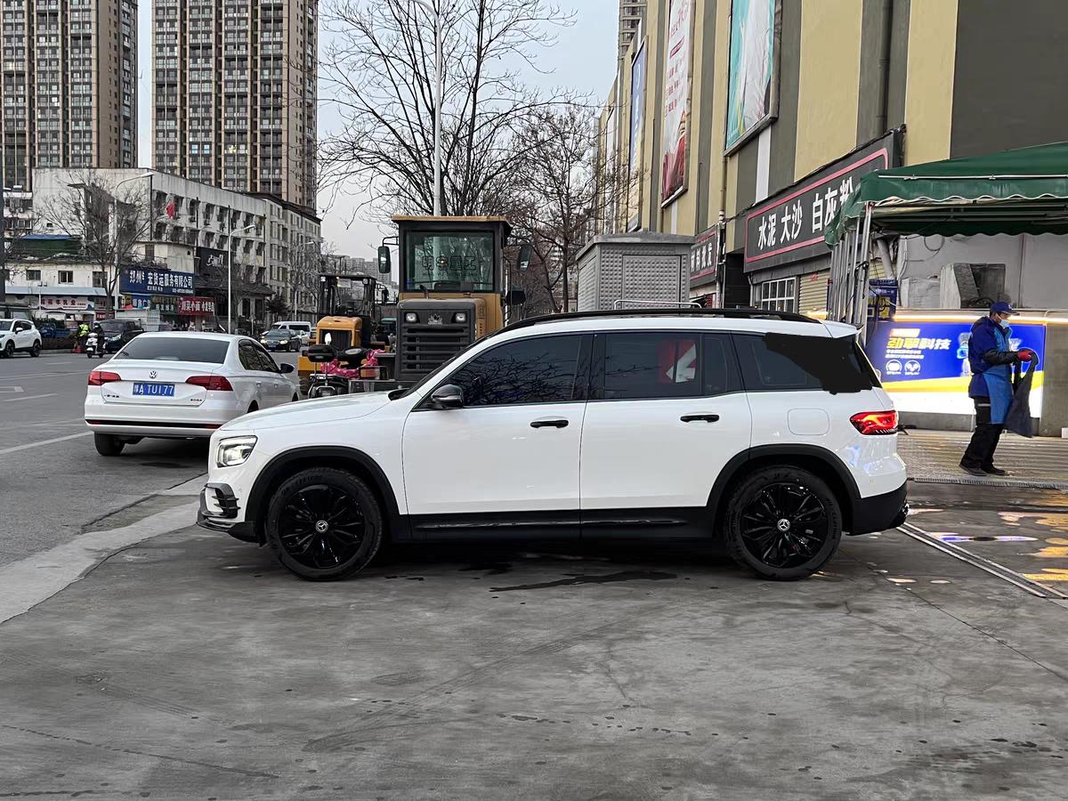 奔驰GLB 图一图二对比，黑化C柱会不会更大气更修长更协调，大家讨论一下，有没有黑化C柱的，发多点不同角度的图片给参考一