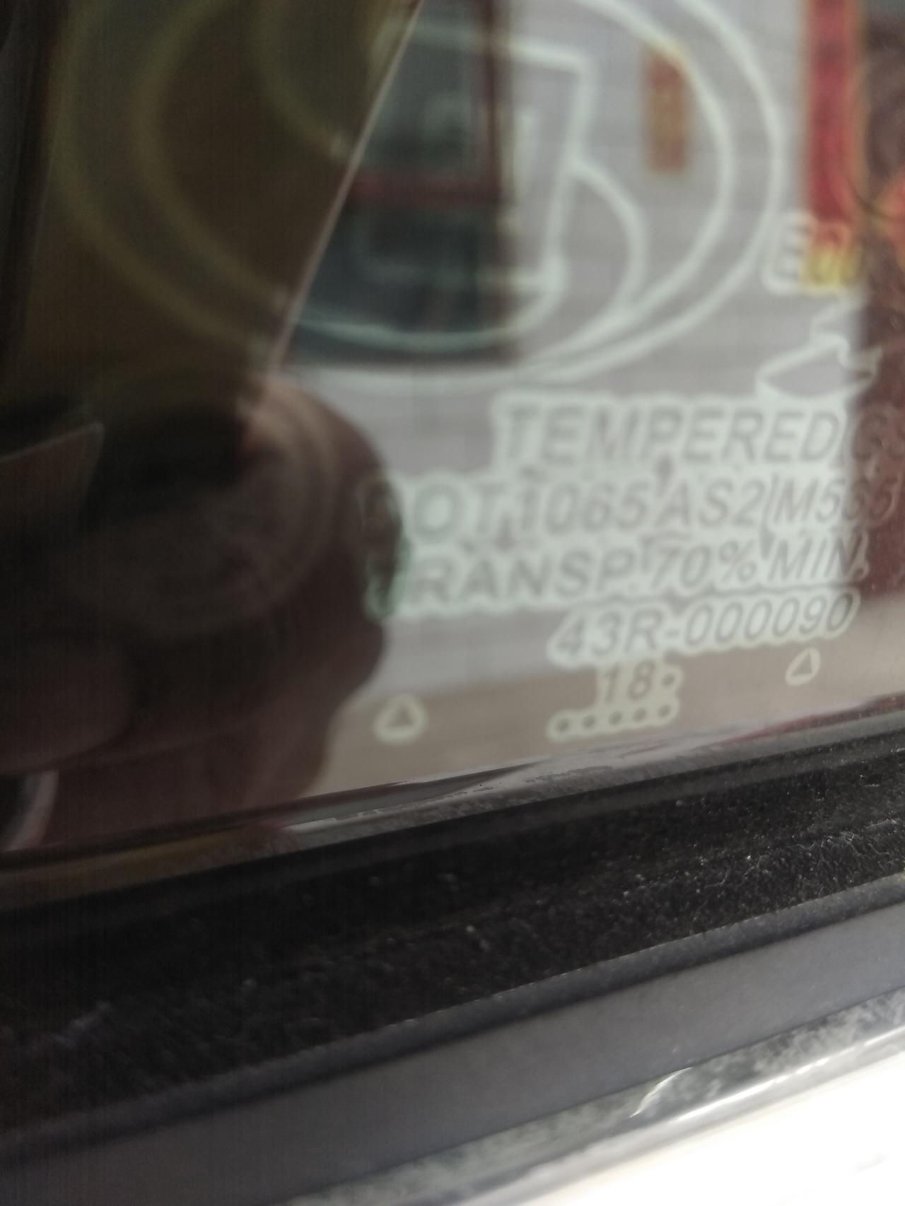 别克英朗 汽车玻璃上的小点是什么意思？这两块玻璃分别是什么意思？
