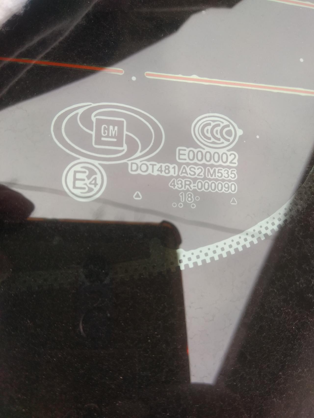 别克英朗 汽车玻璃上的小点是什么意思？这两块玻璃分别是什么意思？