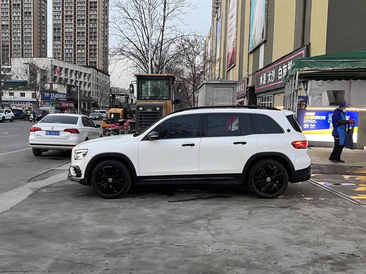 奔驰GLB 图一图二对比，黑化C柱会不会更大气更修长更协调，大家讨论一下，有没有黑化C柱的，发多点不同角度的图片给参考一