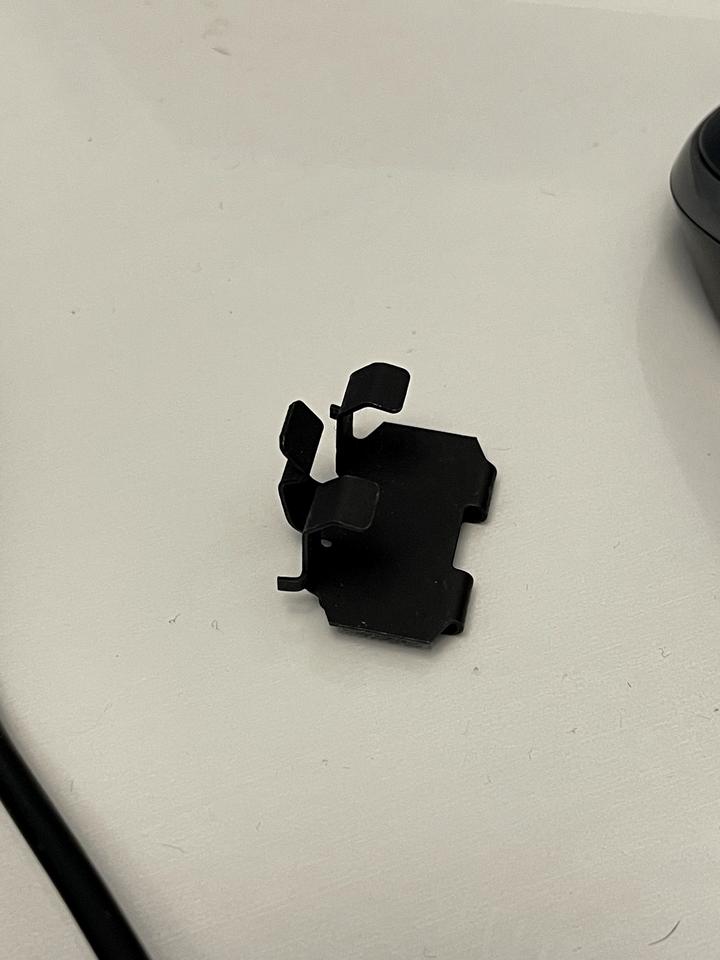 奔驰GLB 有人知道这个卡子是哪个位置的吗？今天在驾驶位椅子下面发现的，不知道是从哪儿掉下来的，疫情期间不方便去ssss