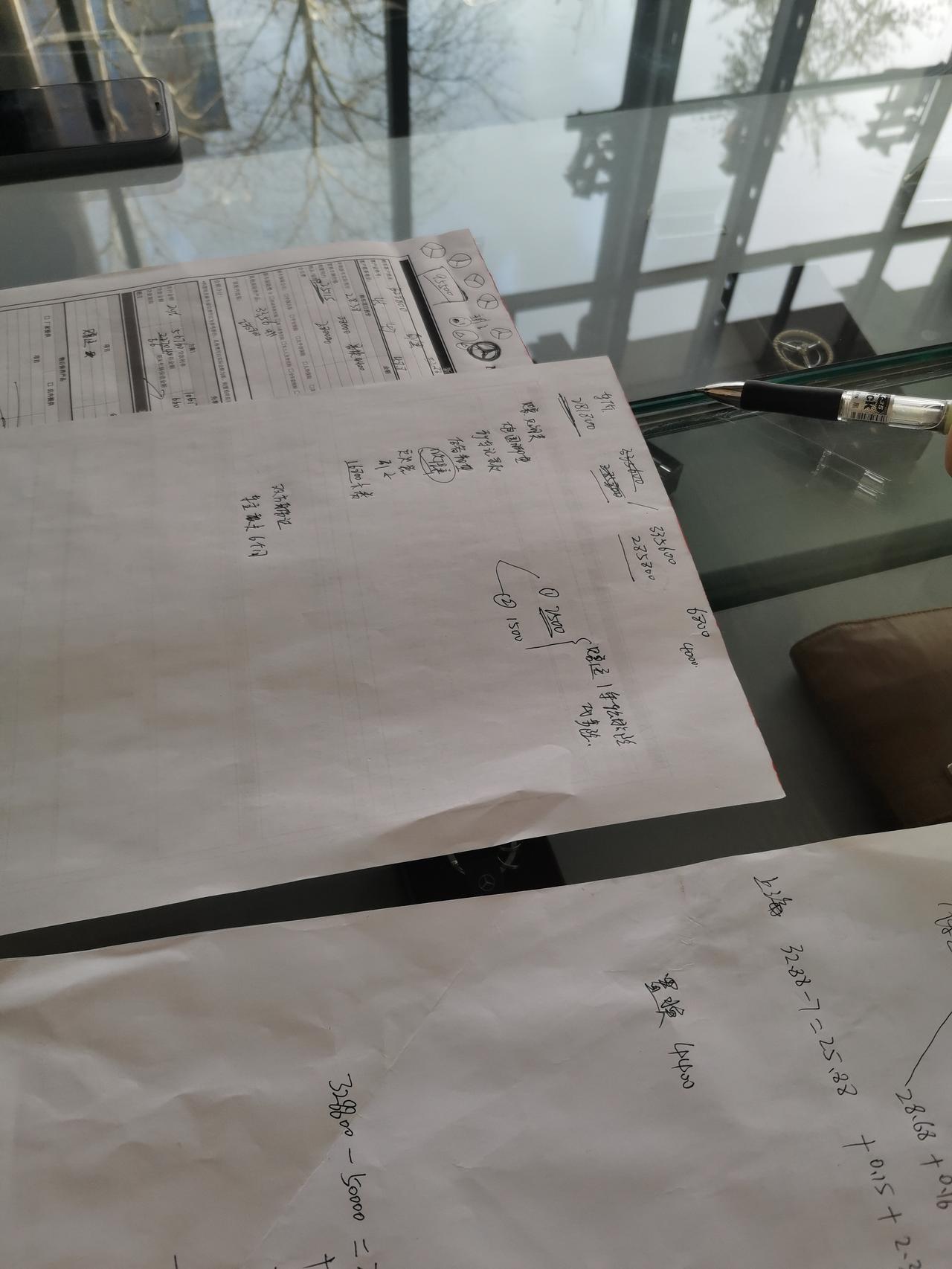 奔驰GLB 因为等顶配四驱没车APP看了几个月的喷子的评论。开始我也质疑了。真的！然后就去看了那些喷子说的不如买什么什么