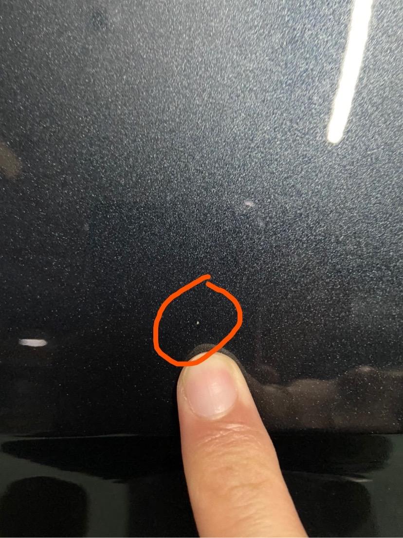 图红圈处细心看也太多了小白点了，是漏底漆了吗？敢问大神们该如何修复？9月9提的别克君威新车，还没到两个月，心痛无法呼吸.