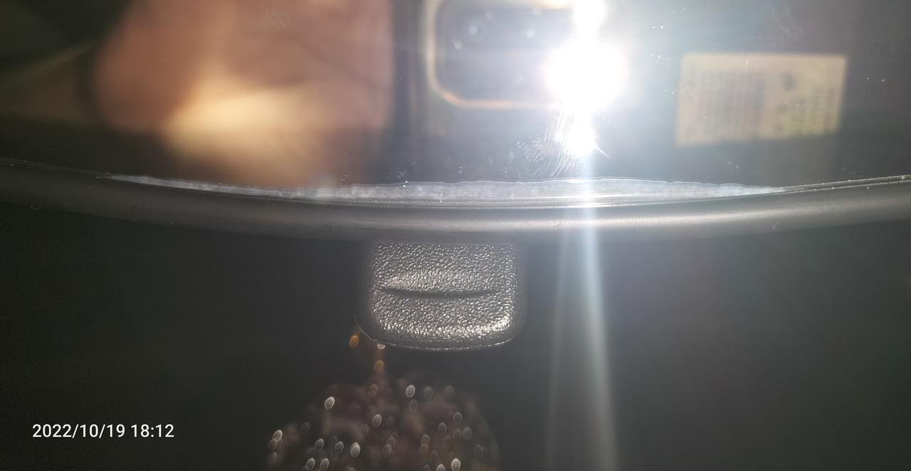 别克君威 你们的内后视镜有这种起白边的情况吗